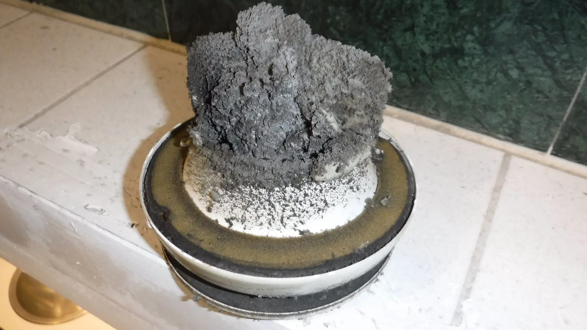 Verschmutzter Luftdurchlass vor der Inspektion