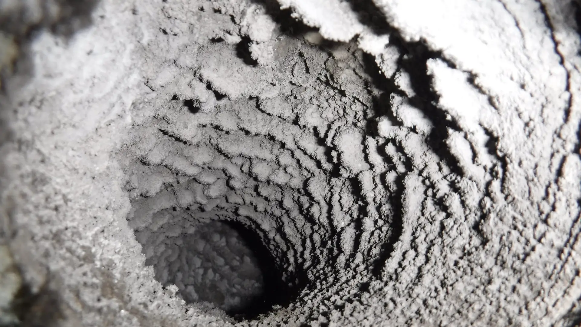 Verschmutzter Lüftungskanal vor der Reinigung