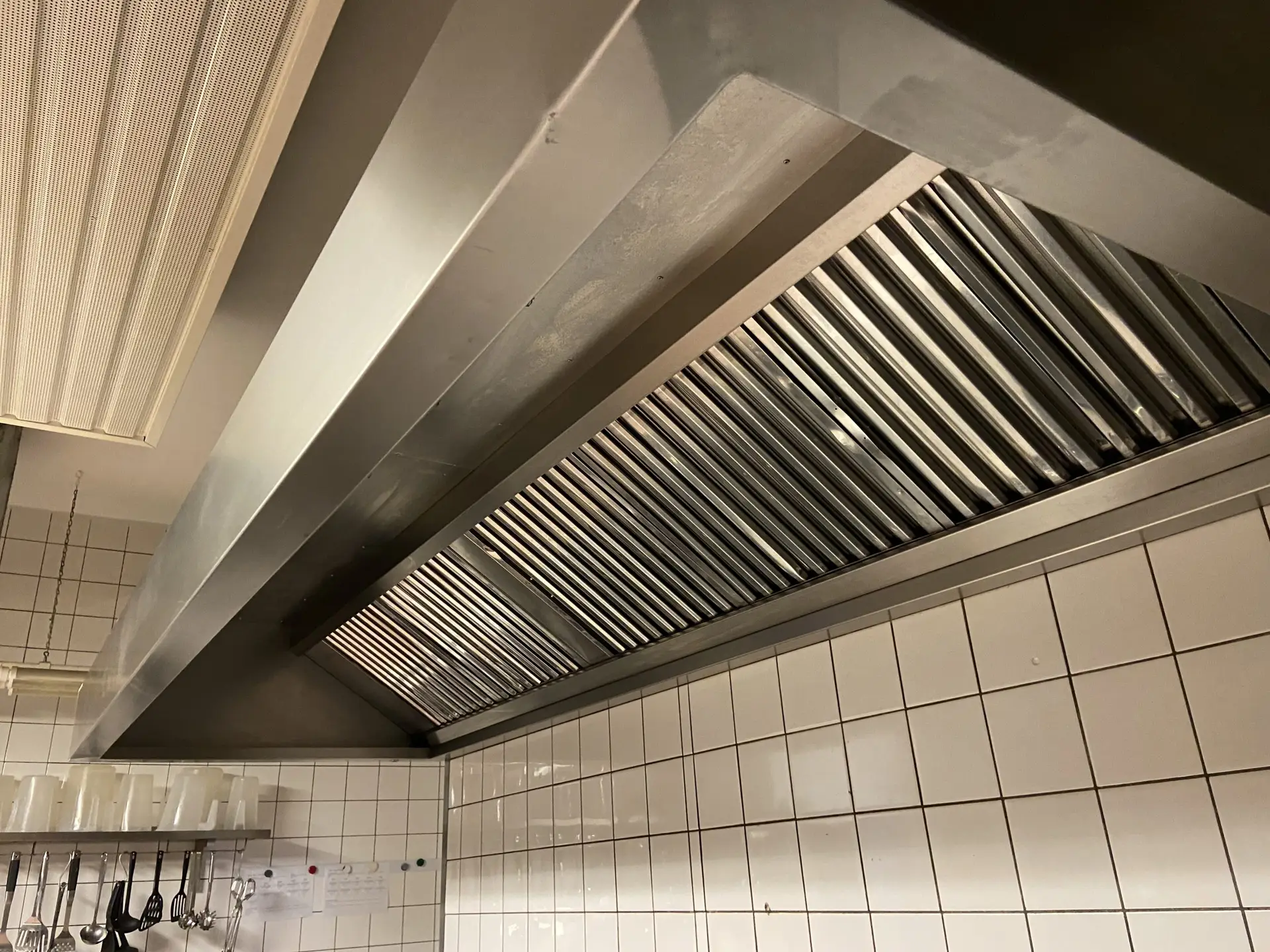 Küchenabluftanlage vor der brandschutztechnischen Reinigung