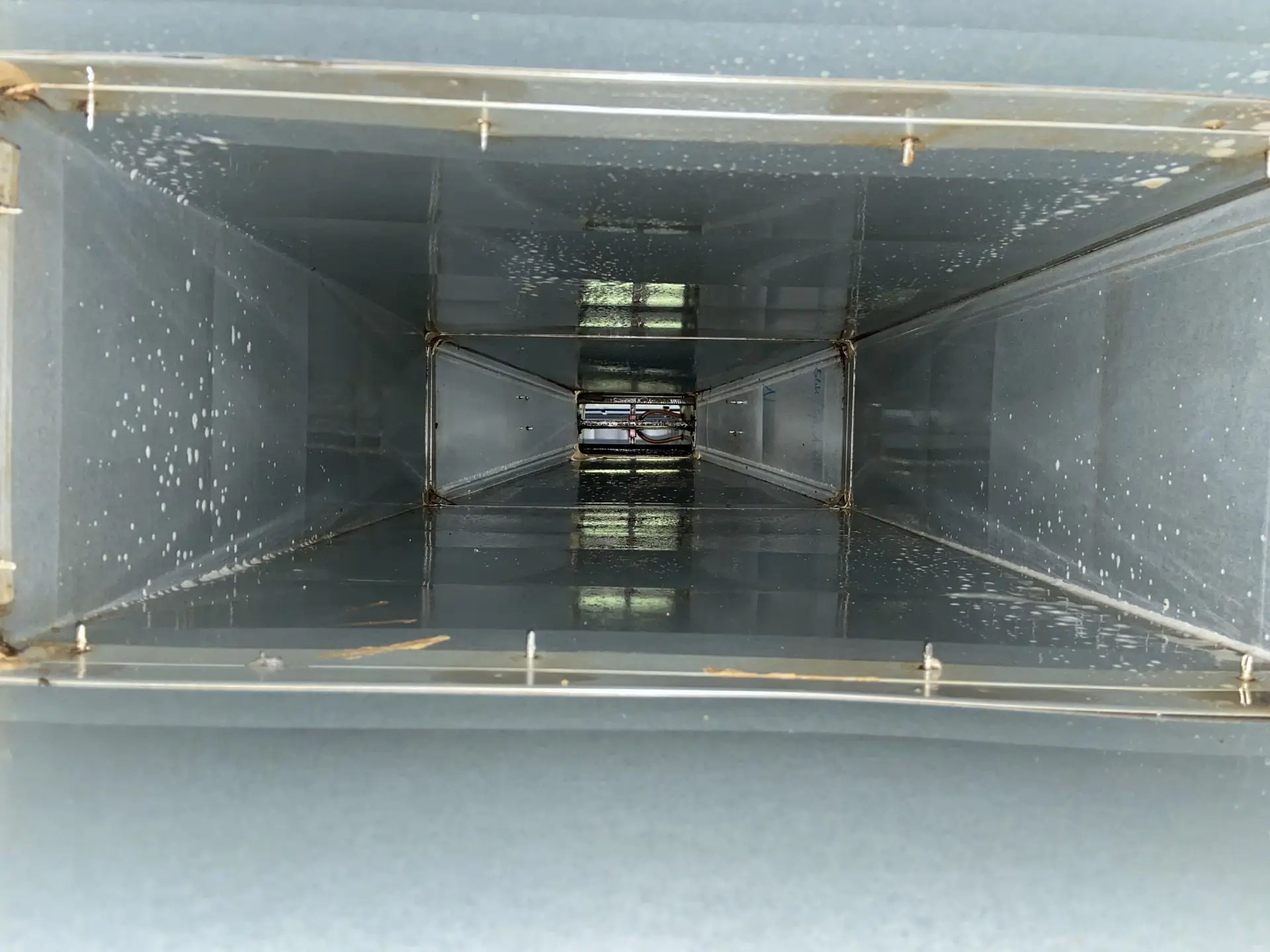 Sauberer Lüftungskanal nach Hygienereinigung